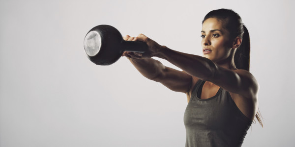 ¿No tienes tiempo para ir al gimnasio? Hazlo en casa con pesas rusas